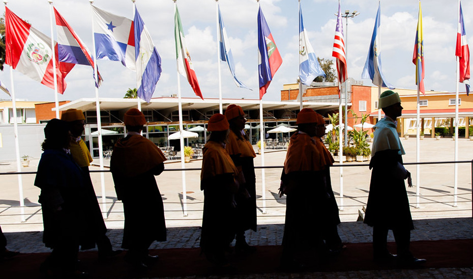 Profesores universitarios en la apertura del curso académico de la UPO.